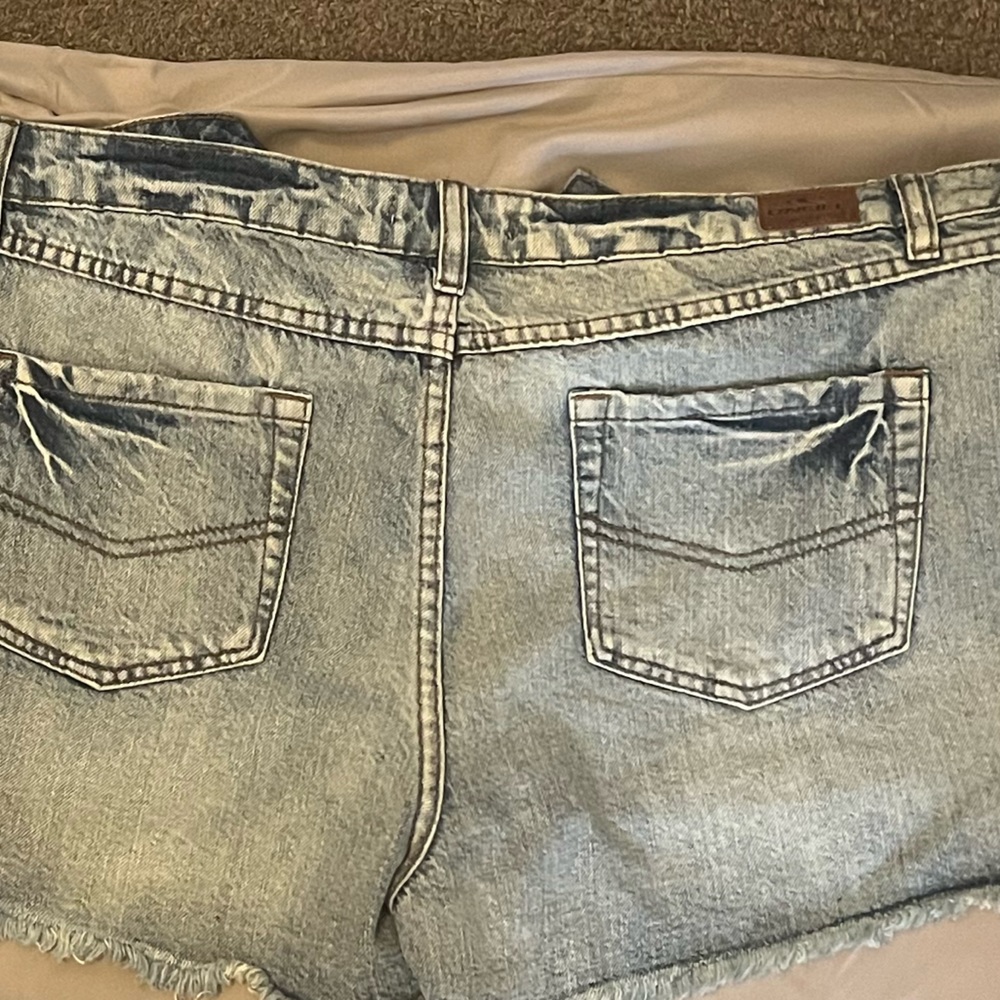 Distressed denim O’Neill jean shorts. New without tags. - Picture 4 of 6